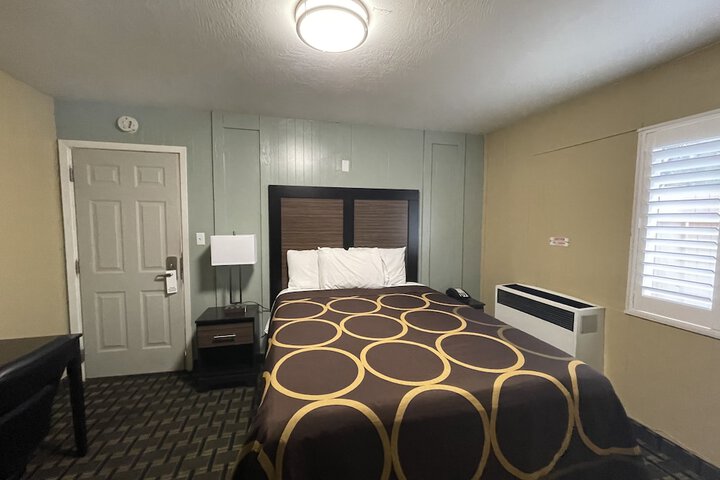 Room 25 of 28