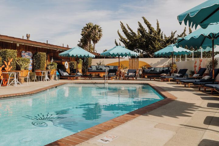 Skyview Hotel - 21 & Over Pool
