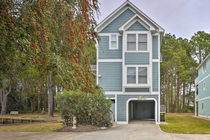 Coastal Home w / Community Pool 2 Miles to Beach!
