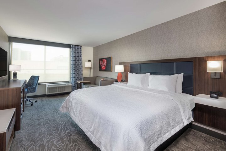 Hampton Inn & Suites Fort Wayne Downtown