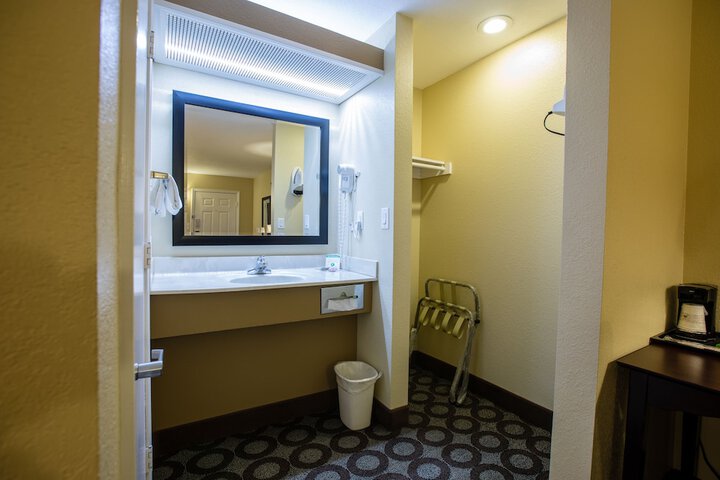 Relax Inn & Suites