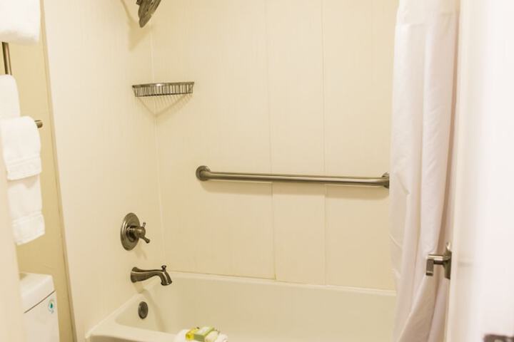 Fredericksburg Inn & Suites