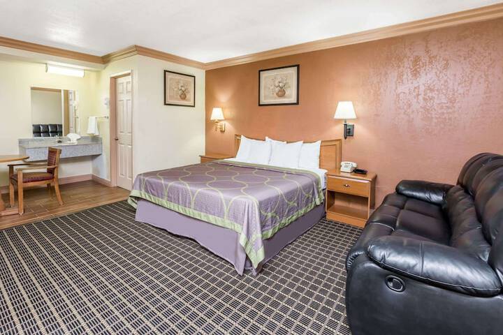 Room 6 of 18