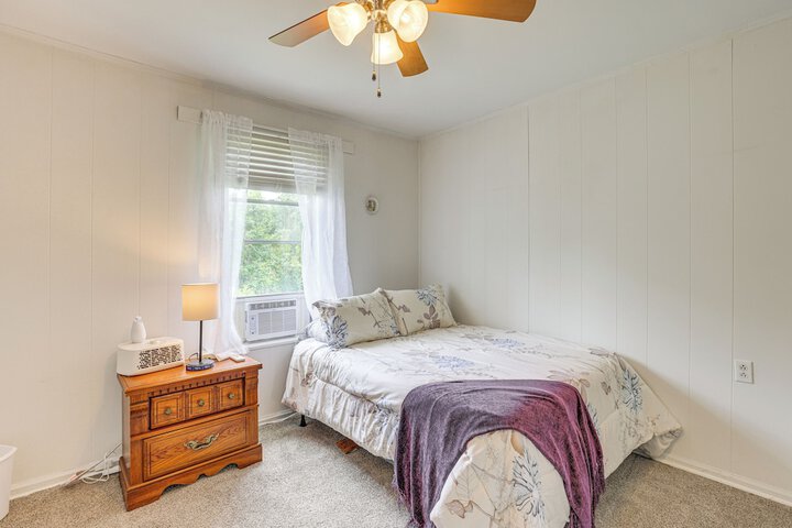 Clanton Cottage w / Charcoal Grill & Porch!