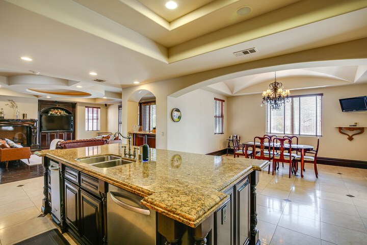 Spacious Fullerton Villa w / Private Pool & Hot Tub