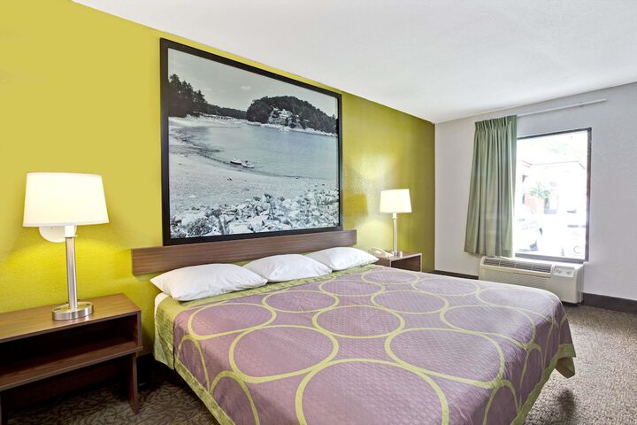 Room 11 of 28