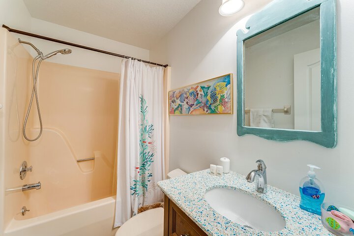 Breezy Englewood Condo w / Community Pool!