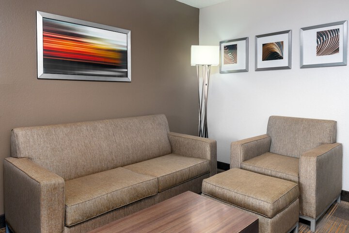 Room 11 of 32