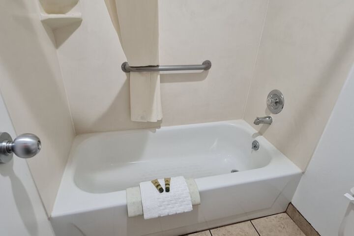 Oakridge Inn & Suites