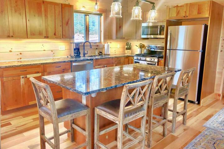 UV Log home with direct Cannon Mountain views Minutes to attractions Fireplace Pool Table AC