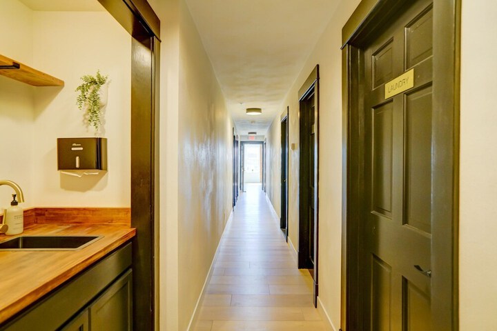 Ballroom/Hall 70 of 72