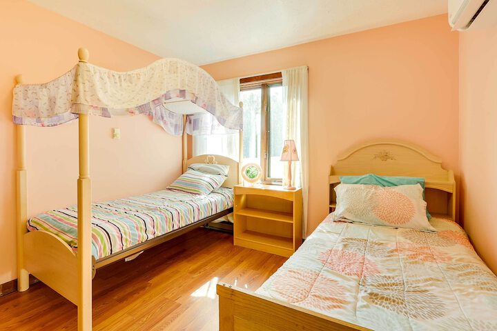 Spacious Woodbury Home w / Pool + Hot Tub!