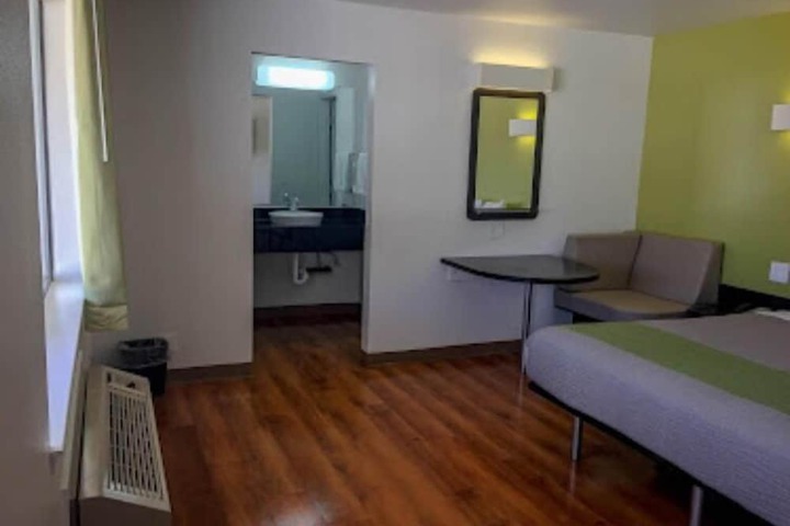 Room 5 of 9