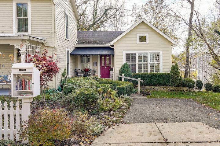 Charming Granville Home w / Porch - Walk Downtown!