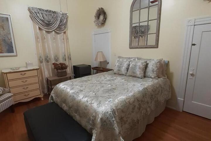 Cozy Turret Room at Nottingham Place in Wise with Plush Queen Bed Private Detached Full Bath