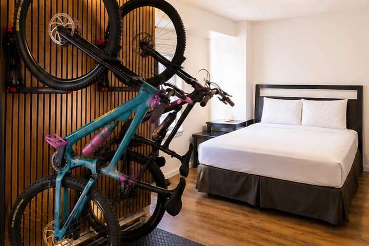 H & H Motor Lodge