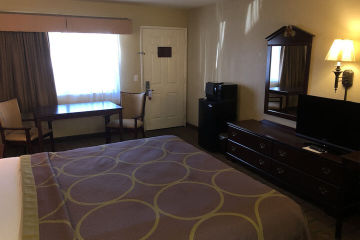 Room 14 of 33