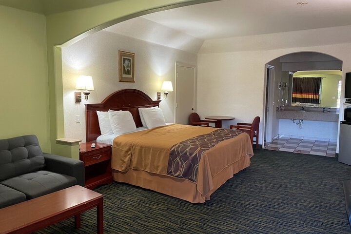 Room 9 of 11
