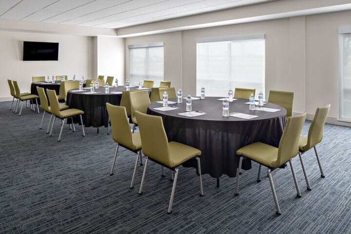 Holiday Inn Express & Suites Elkhorn - Lake Geneva Area by IHG