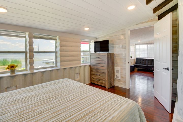 Lakefront Motley Cabin w / Private Deck + Dock!