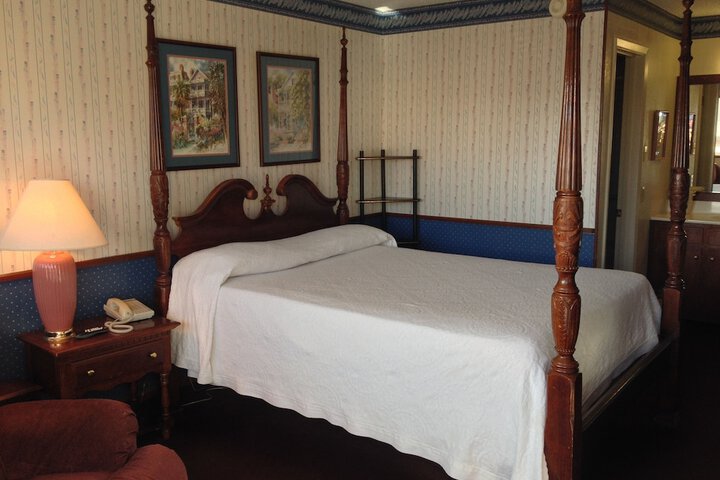 Warrick Plaza Inn