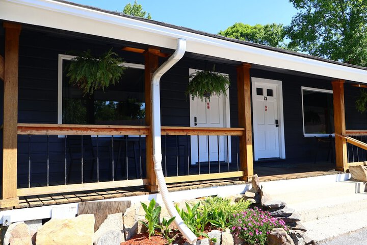 CedarWood Inn
