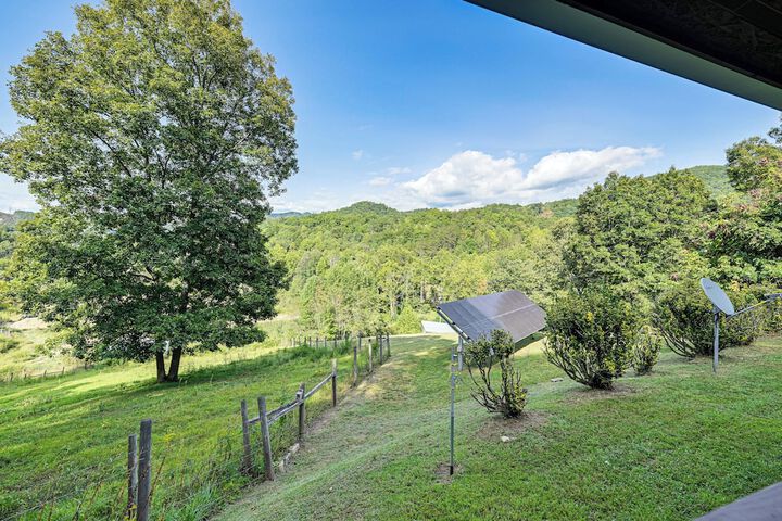 Riverfront Cabin w / Mtn Views in Tuckasegee!