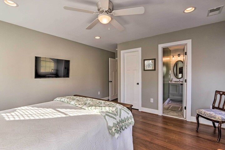 Morrisonville Manor w / Fire Pit & Hot Tub!