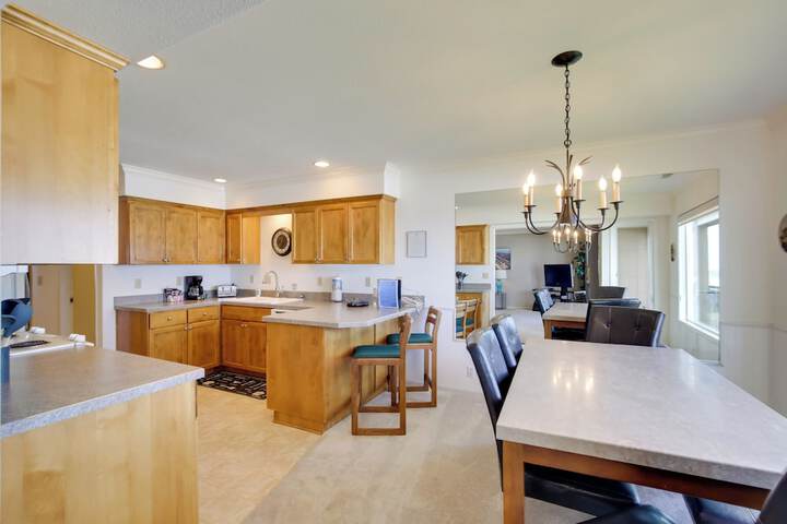 Lincoln City Vacation Rental w / Pool & Ocean Views