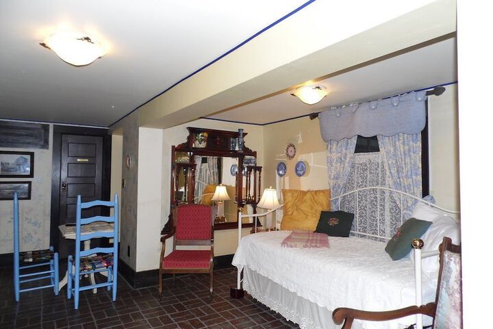 Room 35 of 76