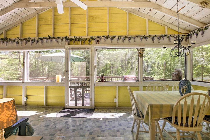 Pet-friendly Cabin w / Fire Pit BBQ & Great Deck!