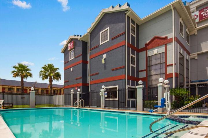 Best Western Plus Northwest Inn & Suites