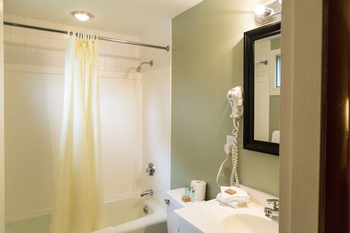 Quality Inn & Suites Gorham Riverside