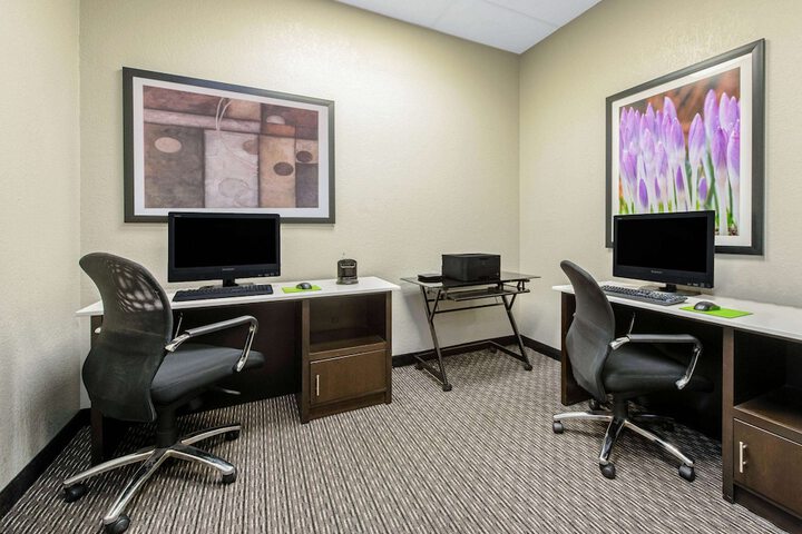 La Quinta Inn & Suites by Wyndham New Orleans Airport