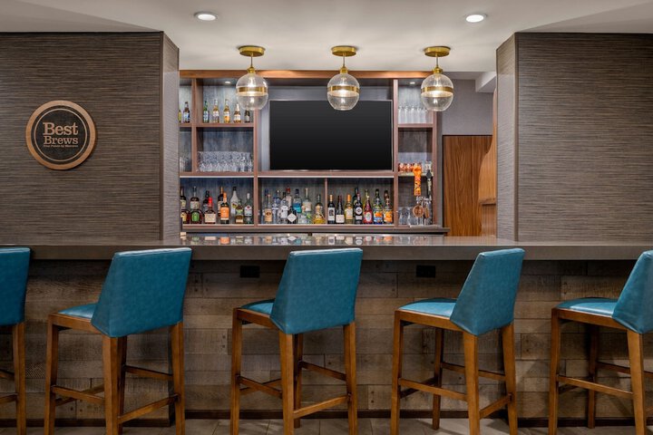 Lounge 23 of 25