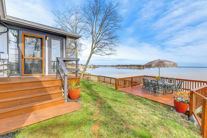 Riverfront Colonial Beach Home w / Private Beach!