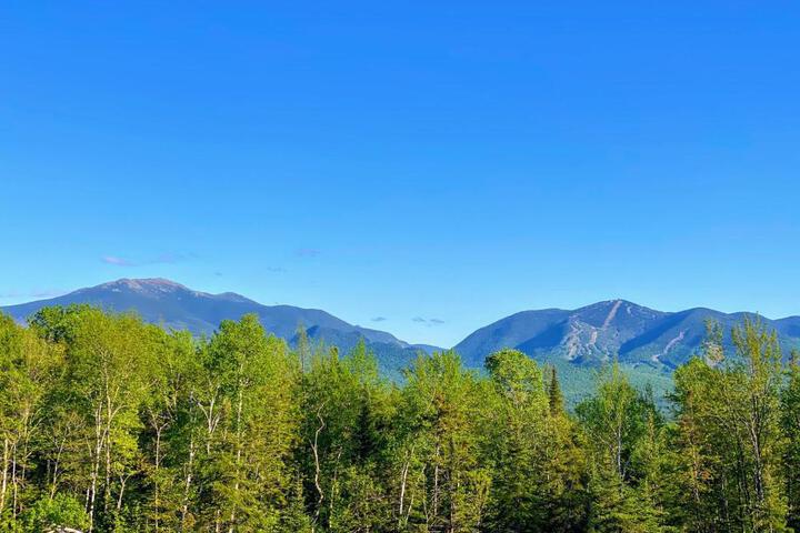 UV Log home with direct Cannon Mountain views Minutes to attractions Fireplace Pool Table AC