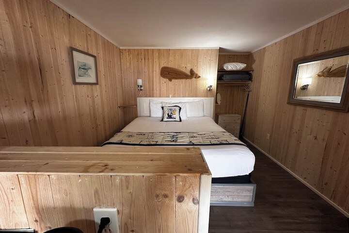 Tillicum Beach Motel (Deanes Oceanfront Lodge)