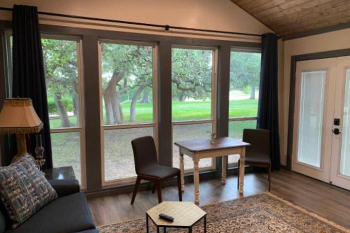Salado Cottage Retreat near Downtown
