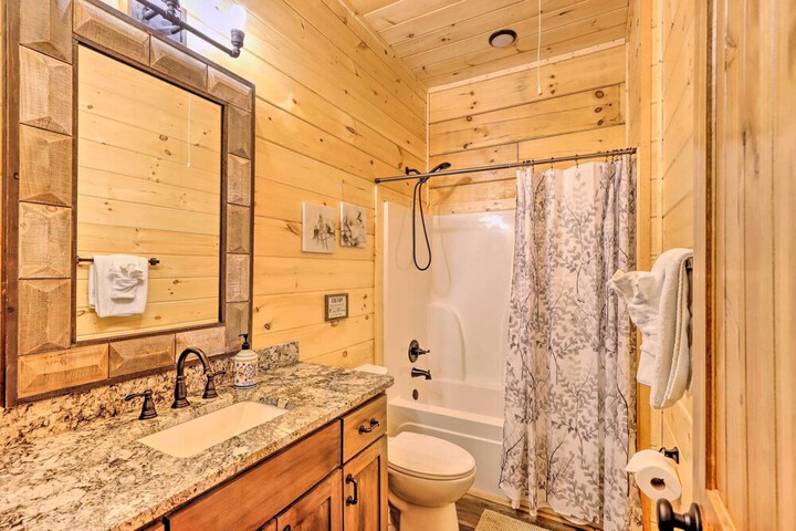 Coosawattee River Resort Cabin w / Private Hot Tub!