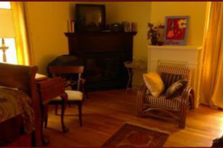 Le Petit Chateau Inn
