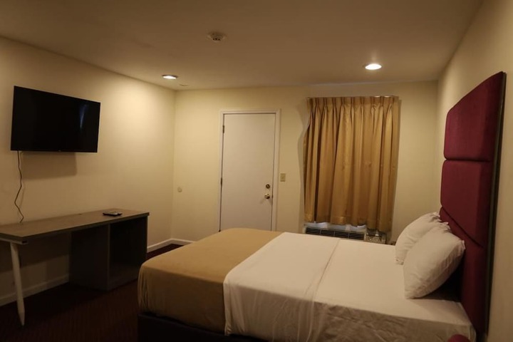Room 5 of 8