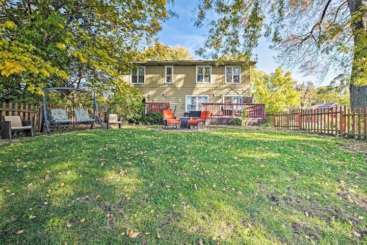 Lakefront Home w / Game Room Theater & Dock!