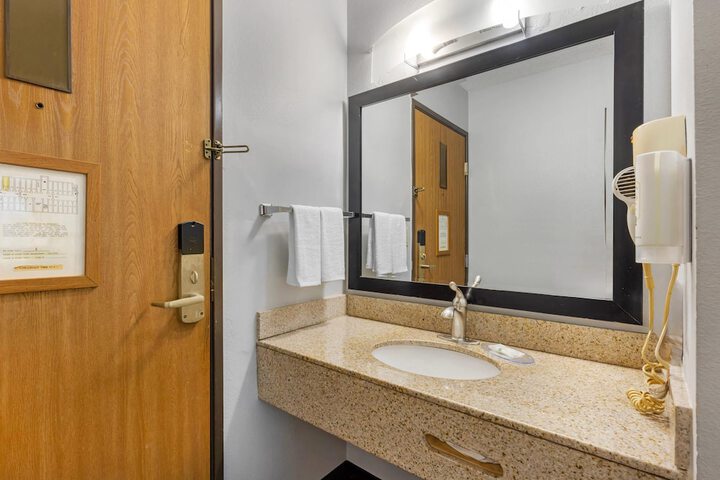 Quality Inn Chesterton near Indiana Dunes National Park I-94