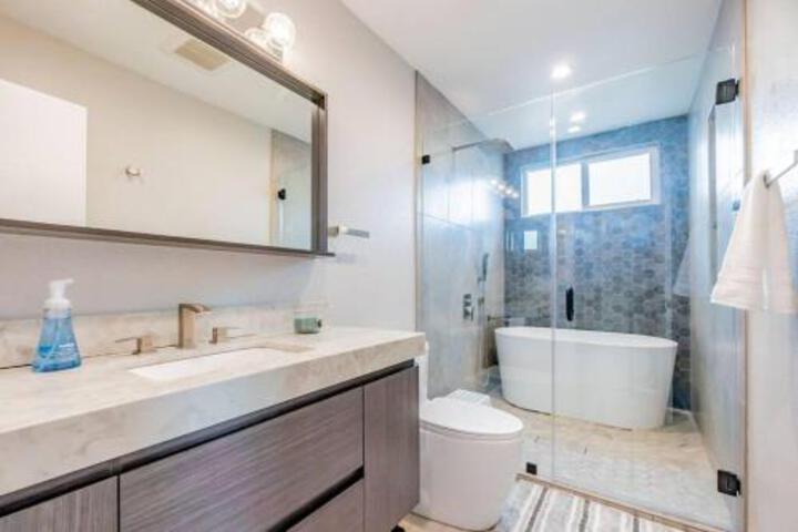 Luxurious 5B4B Home with Pool and View