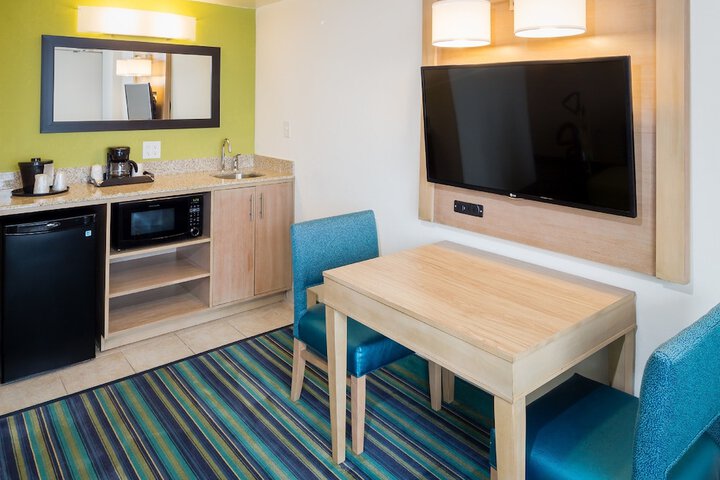 Room 13 of 27