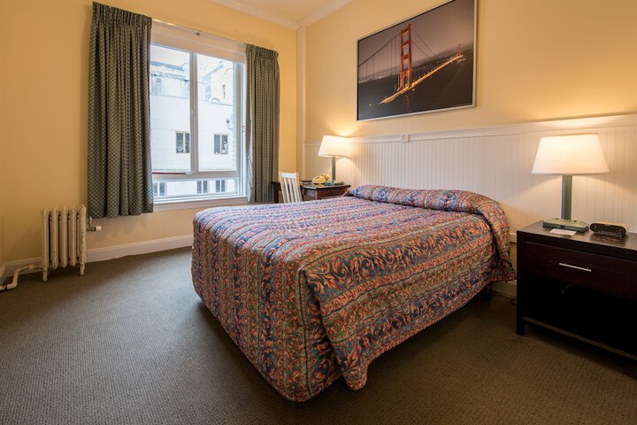 Room 25 of 41
