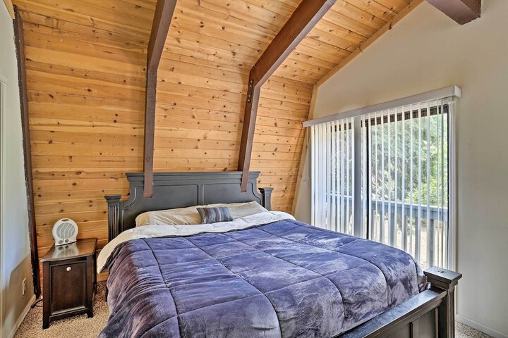 Chester Cabin w / Deck - Walk to Lake + Golfing!