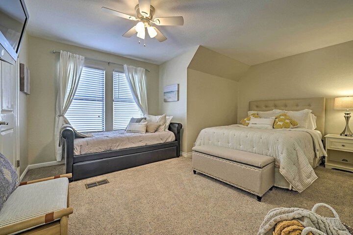 Modern Townhome w / Patio Next Door to Resort