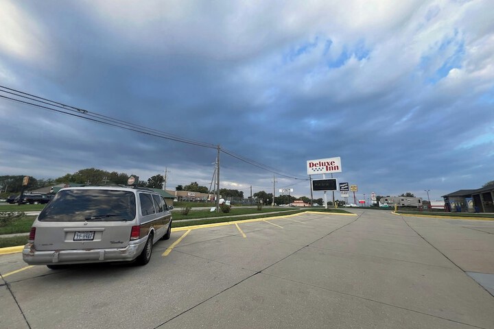 Deluxe Inn